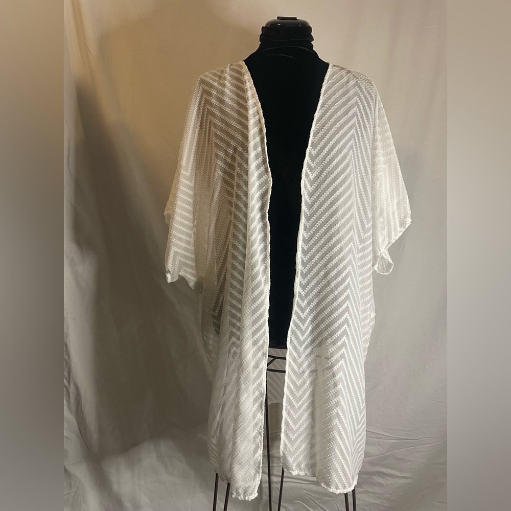 Chevron cardigan/shall Womens Size 1, White
